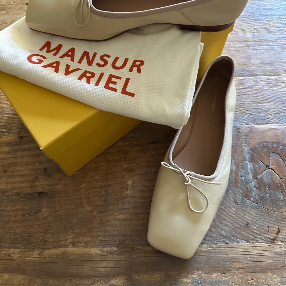 Beautiful Square Toe Ballet Flats of Italian leather.